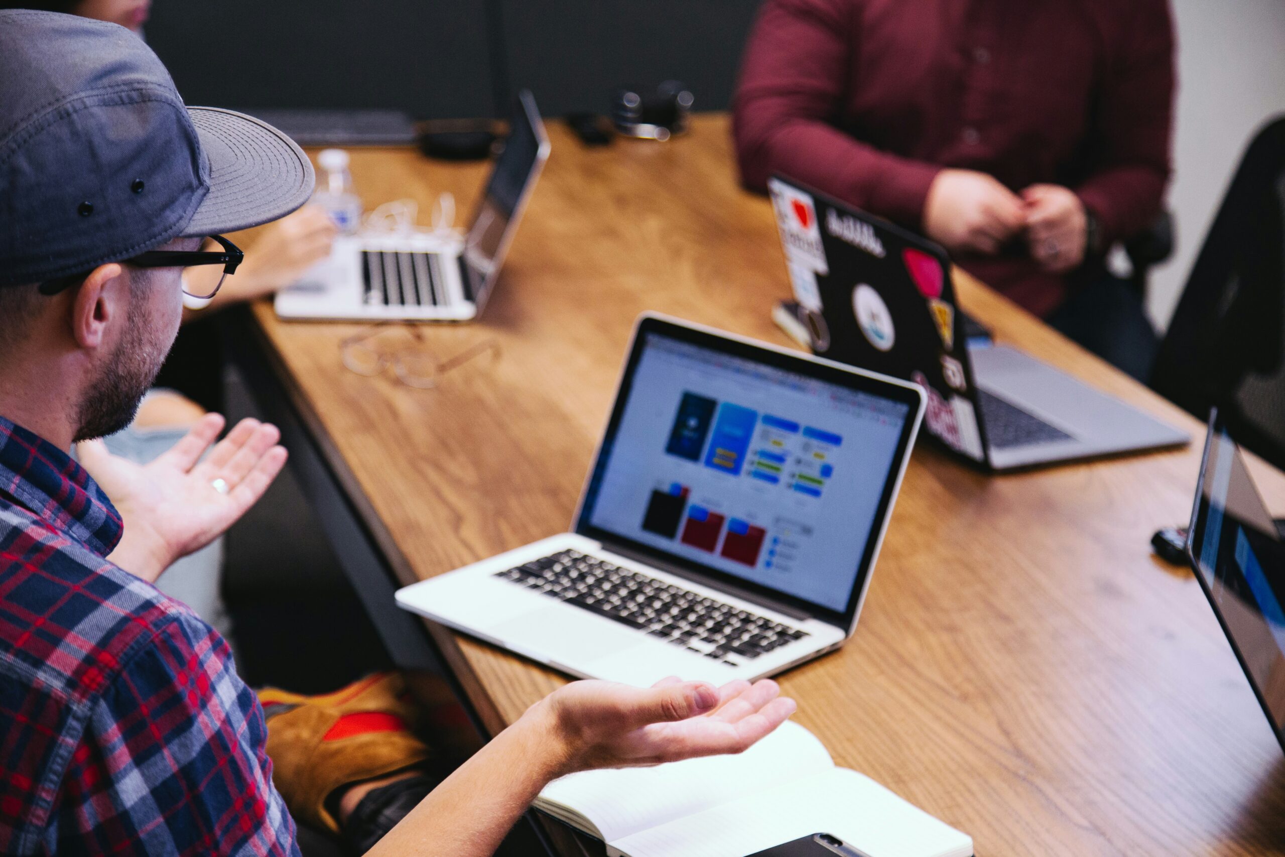 Digital marketing strategy session focused on visibility, simplicity and business growth